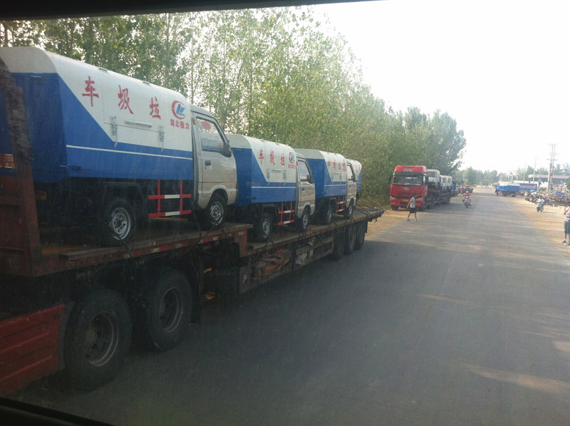 圖為準備發(fā)車至山西的小型<a href=http://m.webezzouar.com/ljc target=_blank class=infotextkey>垃圾車</a>