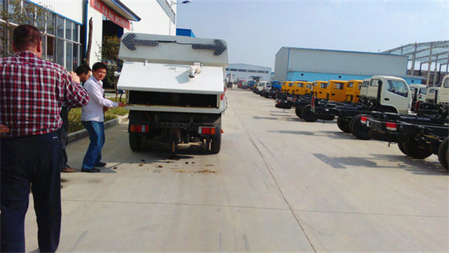 內(nèi)蒙客商正在參觀五十鈴<a href=http://m.webezzouar.com/saoluche/ target=_blank class=infotextkey>掃路車</a>