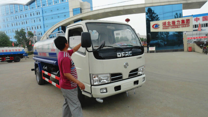 正在給5噸<a href=http://m.webezzouar.com/ssc target=_blank class=infotextkey>灑水車</a>做出廠前準(zhǔn)備