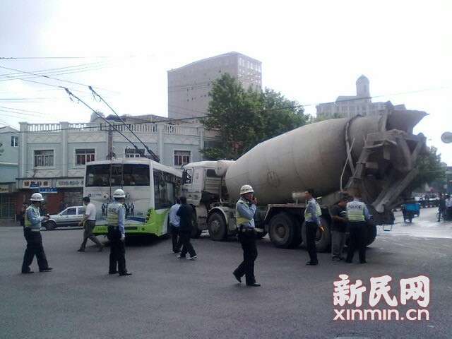 一輛19路電車在新閘路成都北路路口被一輛水泥<a href=http://m.webezzouar.com/jbc/ target=_blank class=infotextkey>攪拌車</a>攔腰撞擊，車毀嚴(yán)重。通訊員 殷佳維 攝