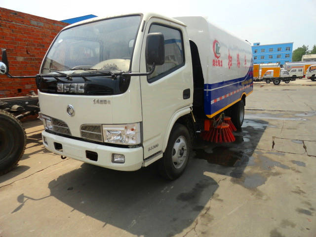  東風(fēng)福瑞卡道路清掃車（<a href=http://m.webezzouar.com/saoluche/ target=_blank class=infotextkey>掃路車</a>）