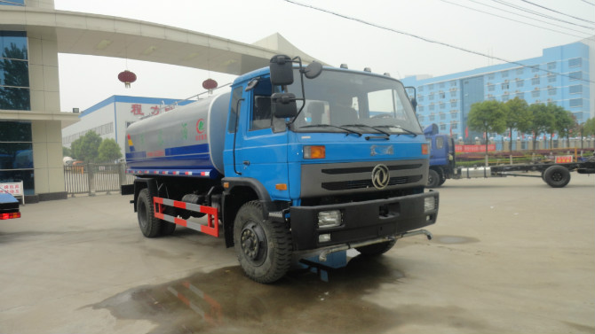 程力廠門 前的東風(fēng)153<a href=http://m.webezzouar.com/ssc target=_blank class=infotextkey>灑水車</a>